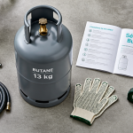 bouteille de gaz gris 13kg sur sol béton avec accessoires