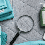 Bouton acariens lit sur matelas et drap