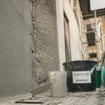 Crépi ou enduit extérieur : mur enduit lisse et finition crépie granuleuse