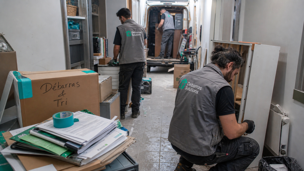 Nettoyage debarras : équipe trie et vide un logement en cartons