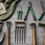Photo d’outils de jardinage essentiels pour entretenir le jardin (bêche, fourche-bêche, grelinette, sécateur)