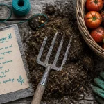 quand mettre du fumier au jardin, outils et légumes sur fumier composté