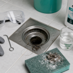 Déboucher douche produit : cheveux, soude, bicarbonate