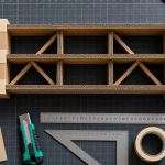 Meuble en carton fabrication : traverses croisées visibles