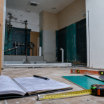 Renover une salle de bain : diagnostic humidité, niveau à bulle et matériaux en rénovation