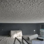 Crepi au plafond : plafond texturé en rénovation