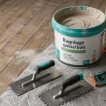 Ragréage sur plancher en bois : enduit fibré faible épaisseur, avant pose
